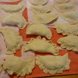 Przedświąteczne ćwiczenia w robieniu i jedzeniu pierogów ruskich